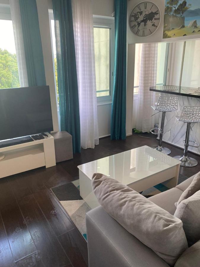 Apartment Ponthieu - Hala Paris